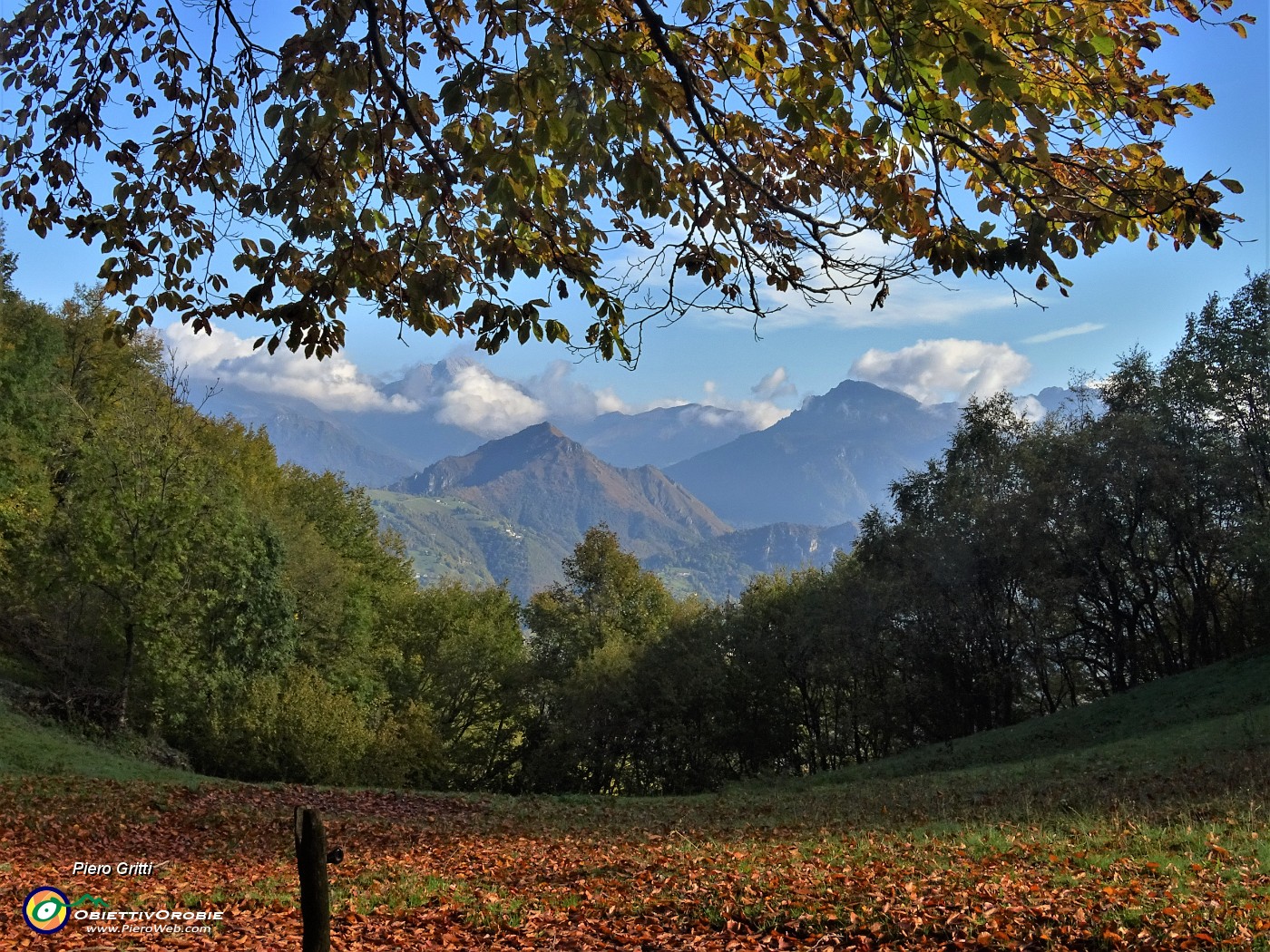 27 Finestra verso il Monte Gioco in primo piano e le cime M.A.G.A (Menna-Arera-Grema-Alben).JPG